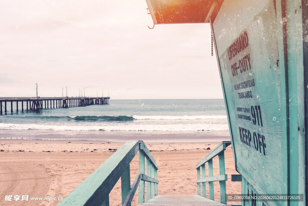 海边小屋旁的美丽沙滩