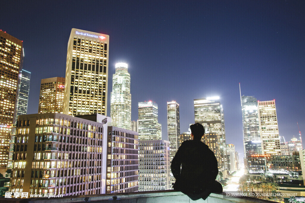 都市夜景下的孤独身影