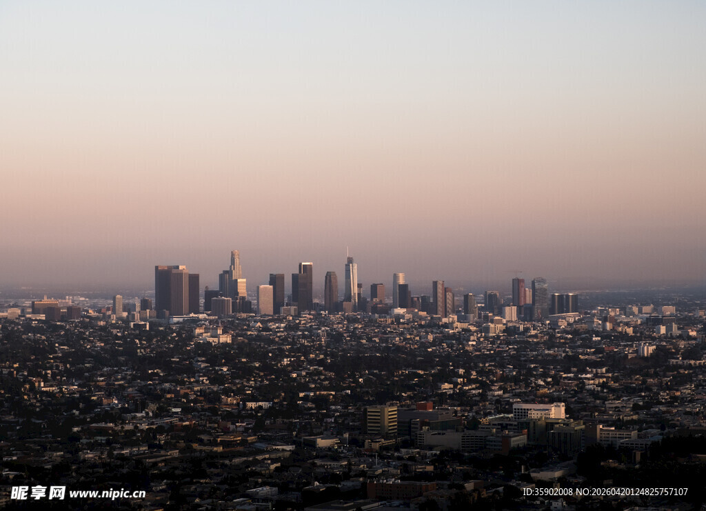 黄昏下的繁华都市天际线