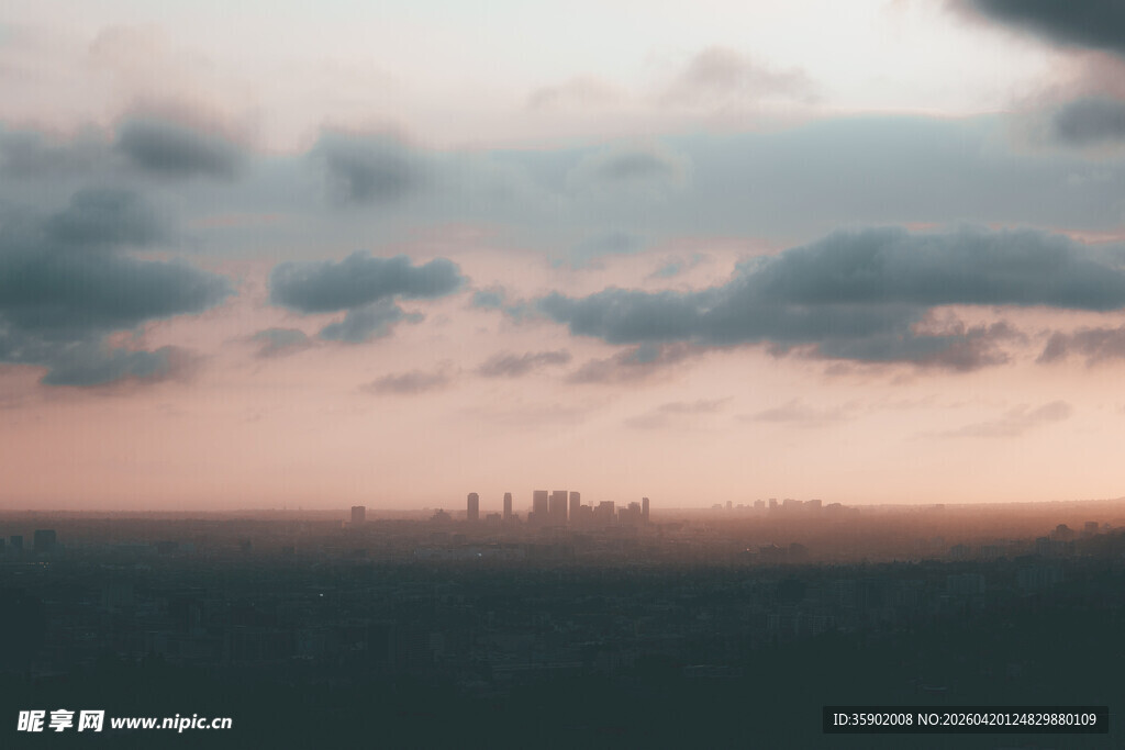 黄昏下的城市与天际云层
