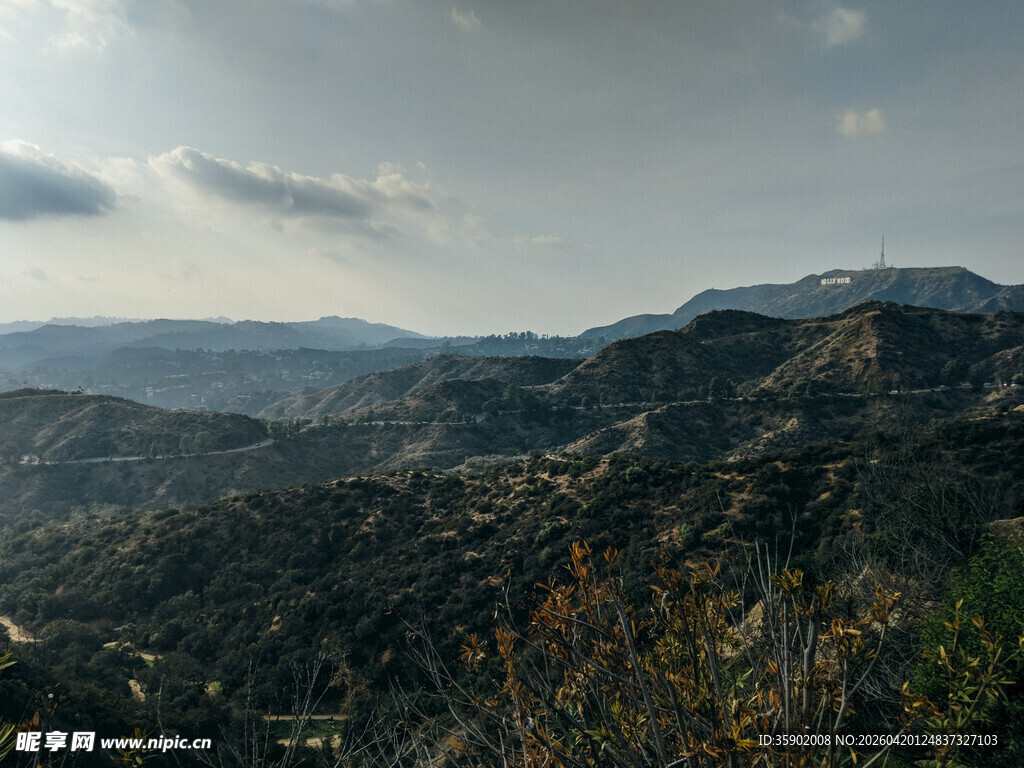 山峦起伏的壮阔自然景观