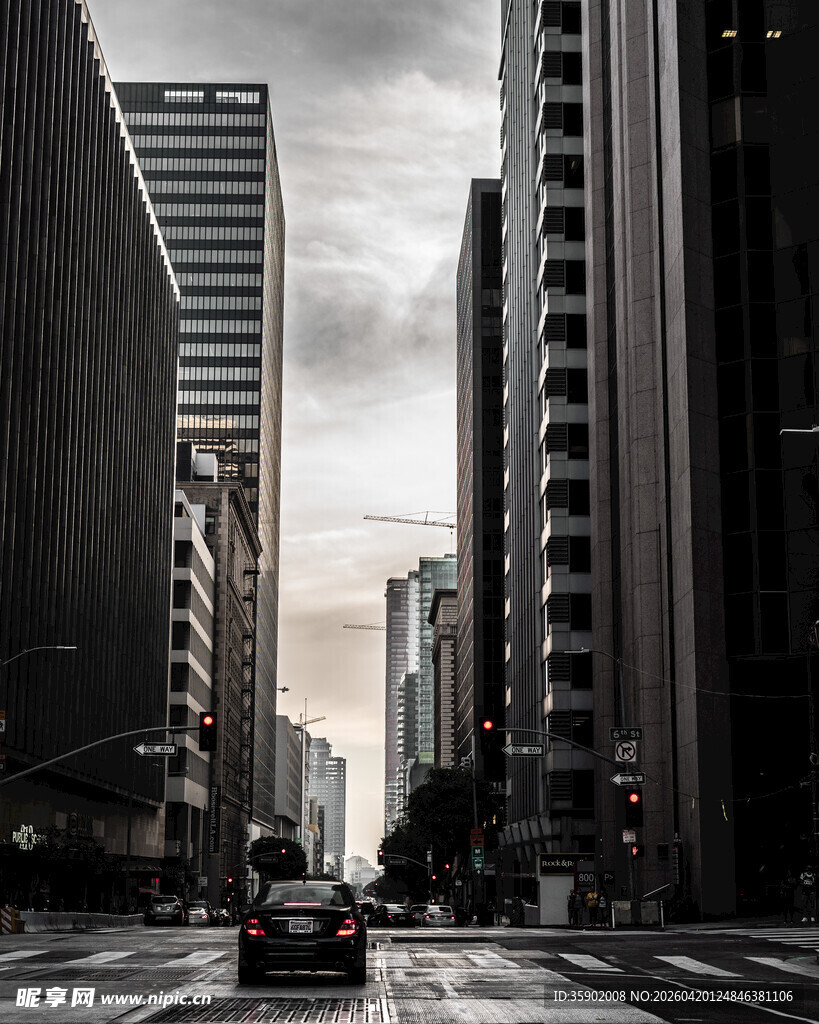 都市黄昏下的车水马龙街道