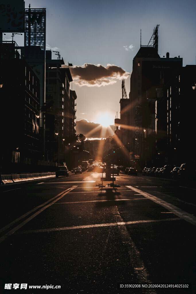 城市黄昏下的骑行者