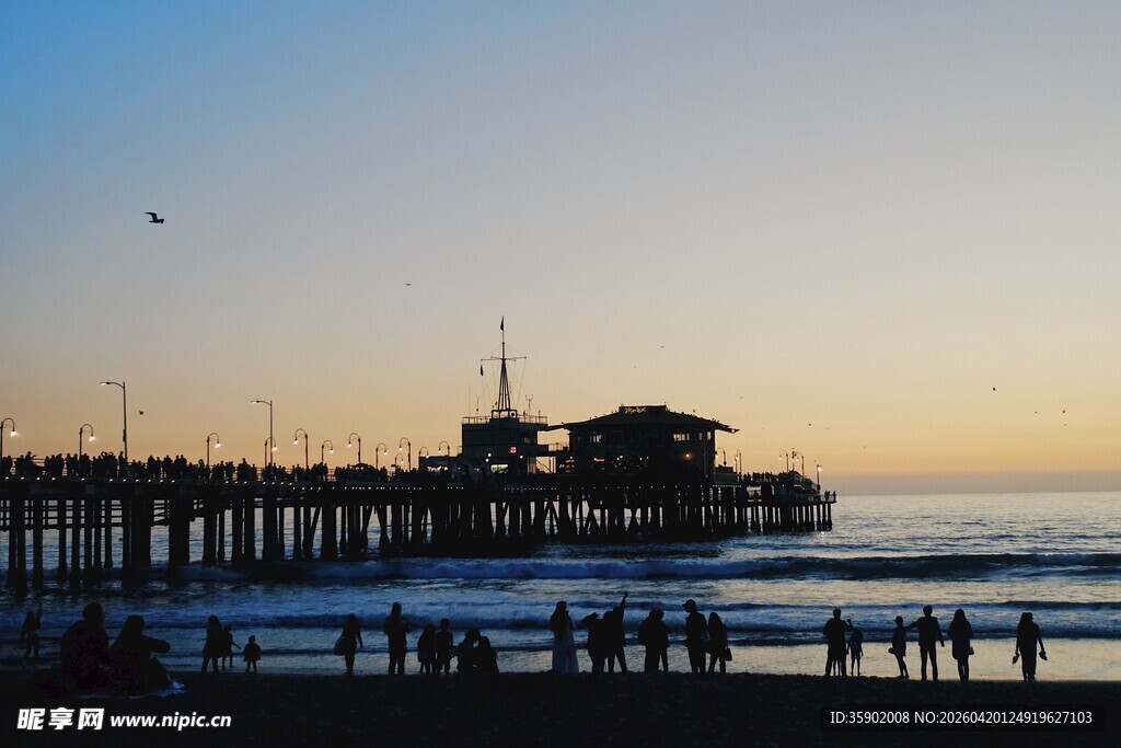 海边黄昏下的栈桥美景