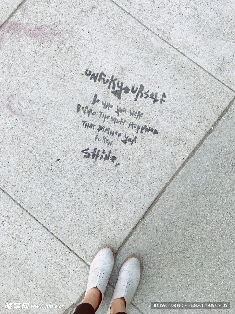 地面上的手写励志话语