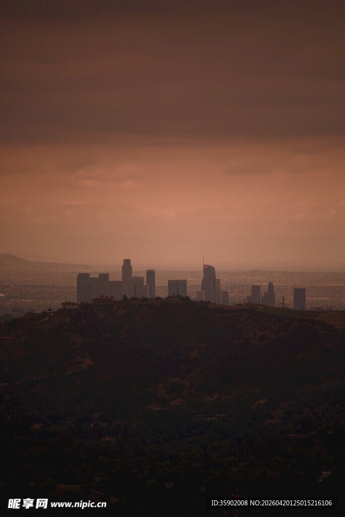 黄昏下的城市天际线