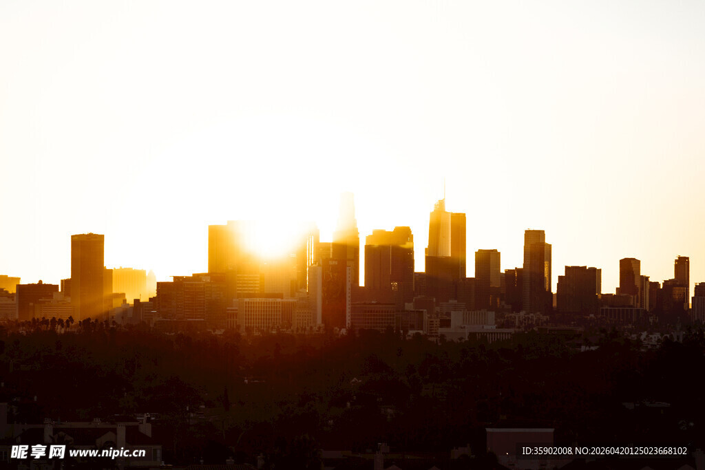 夕阳下的城市天际线