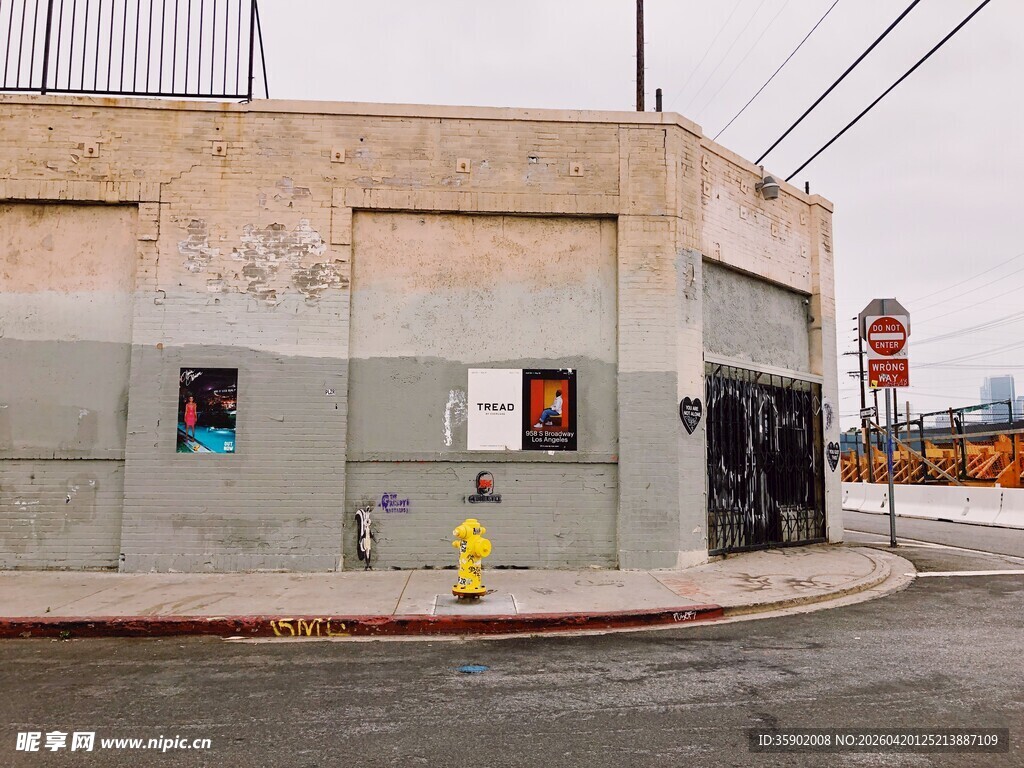 街角陈旧建筑场景