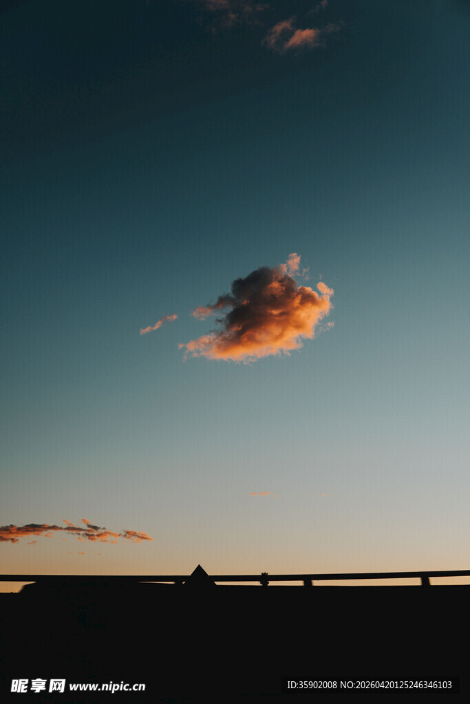 夕阳下的天边孤云