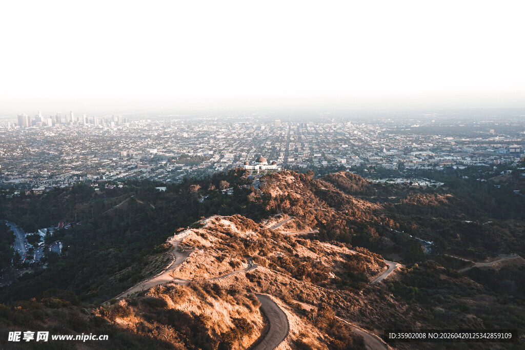 俯瞰城市与山丘美景