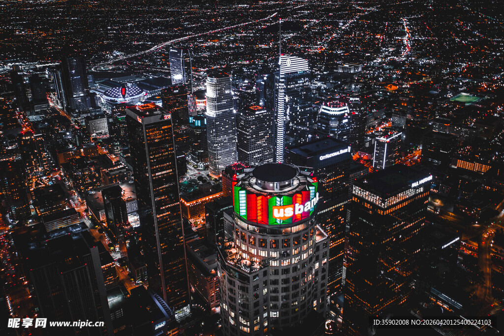 城市夜景中的璀璨建筑