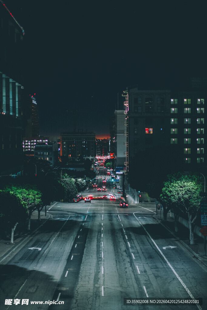 城市夜景中的繁华交通路段