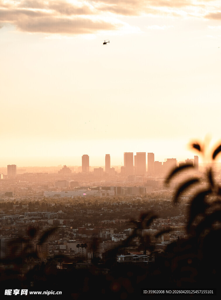 黄昏下的城市天际线