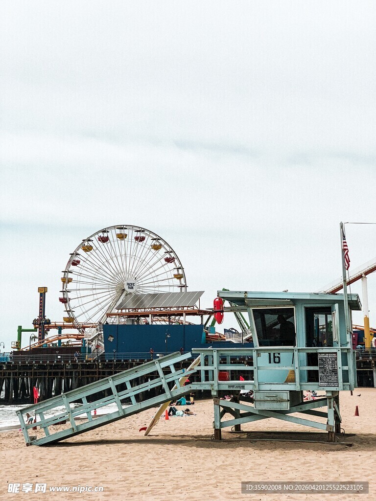 海滩上的救生塔与摩天轮