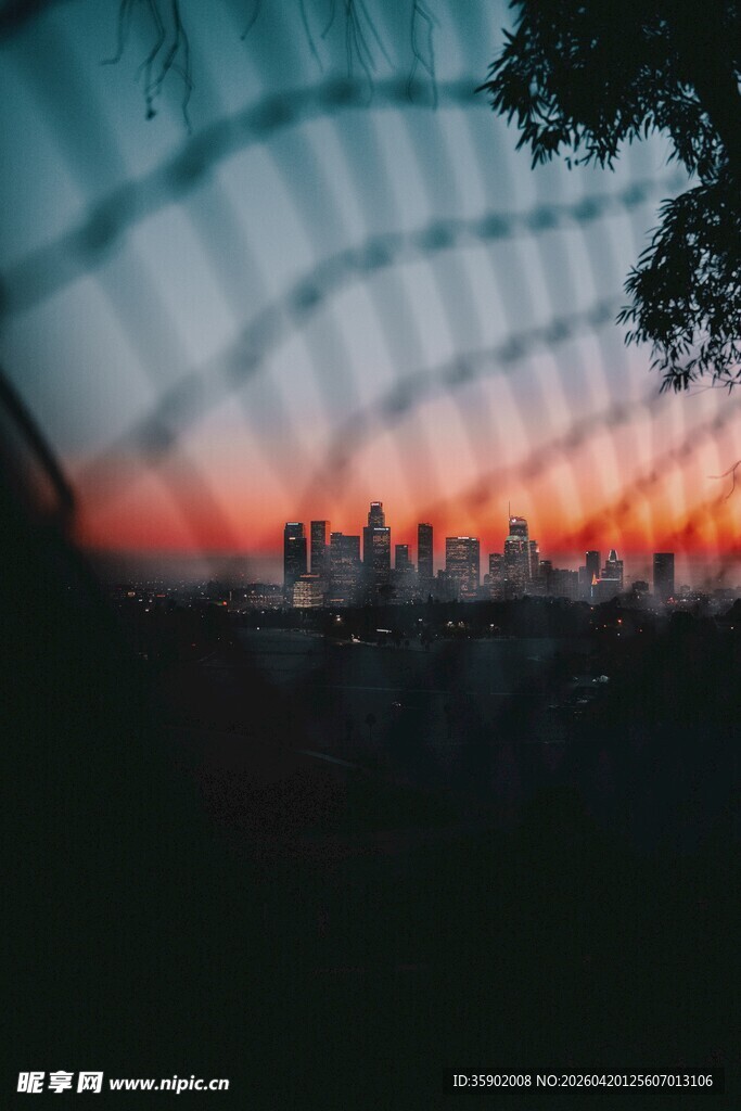黄昏下的城市天际线景观