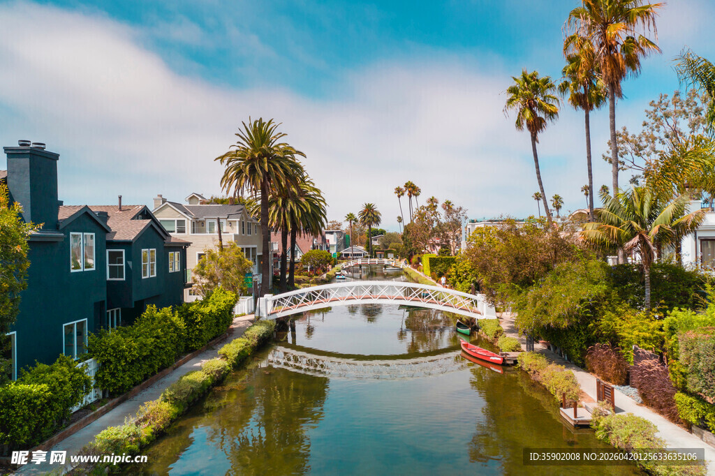河畔小屋与拱桥美景