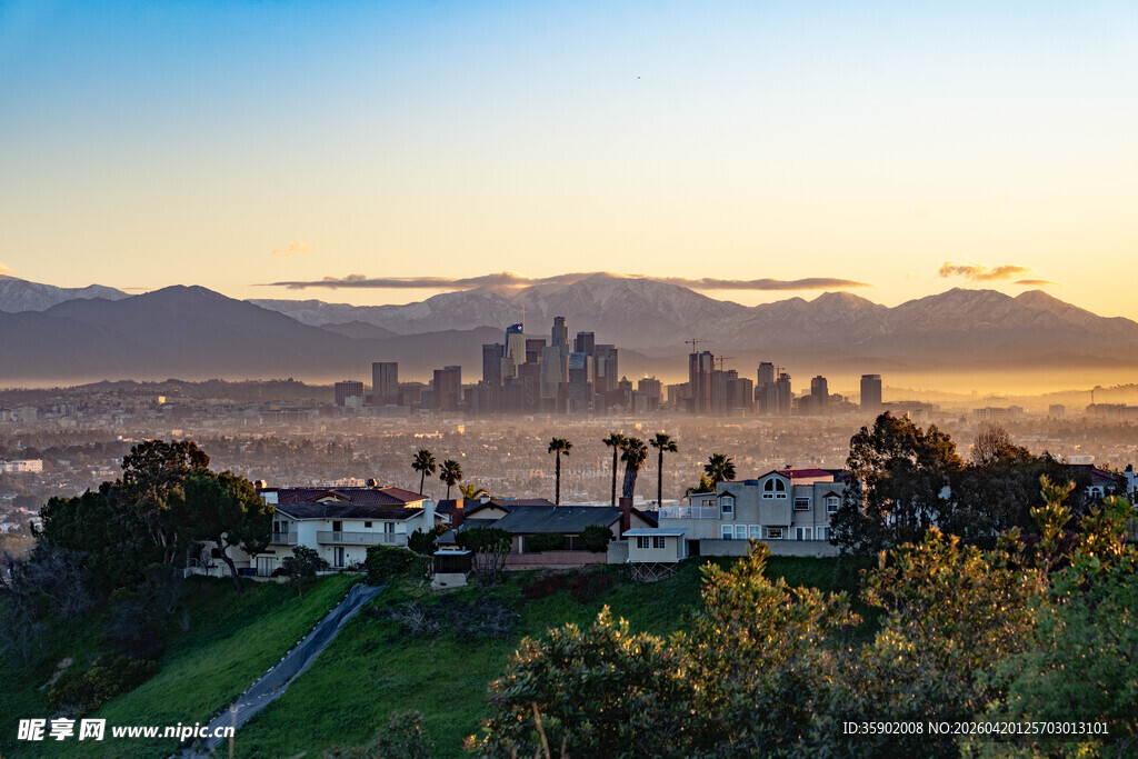 城市日出景观绿意环绕