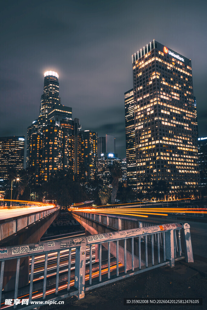 城市夜景中的璀璨高楼