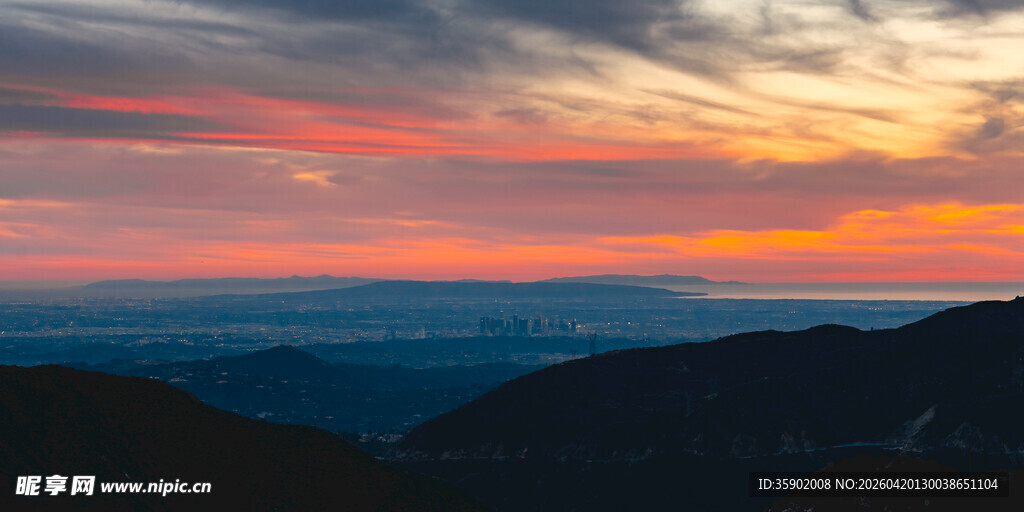 山间绚丽晚霞壮美风光