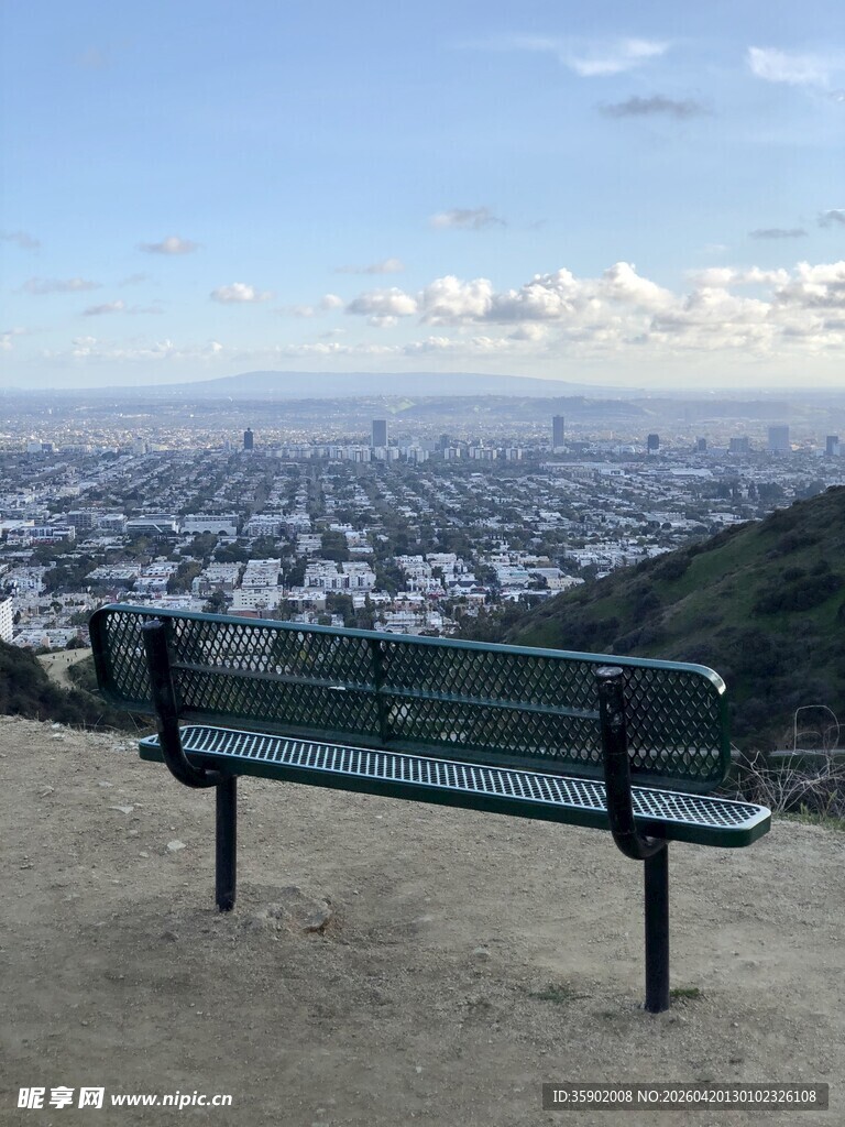山顶长椅俯瞰城市美景