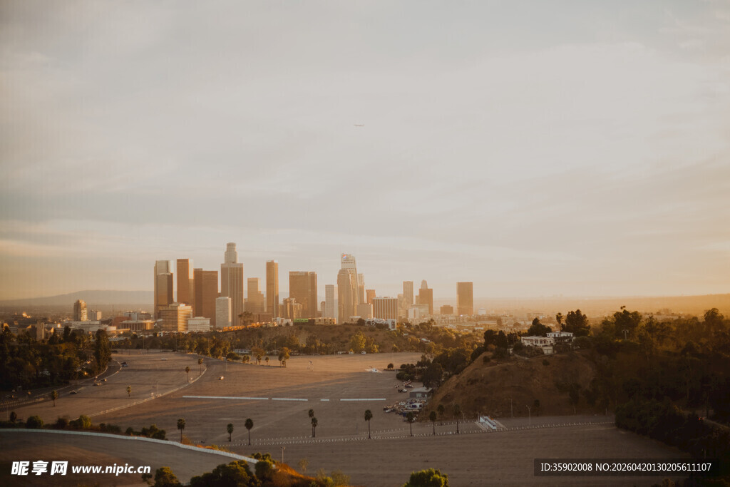 黄昏下的城市天际线风景