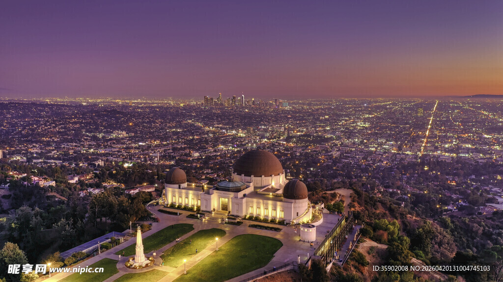 黄昏下的城市壮丽景观