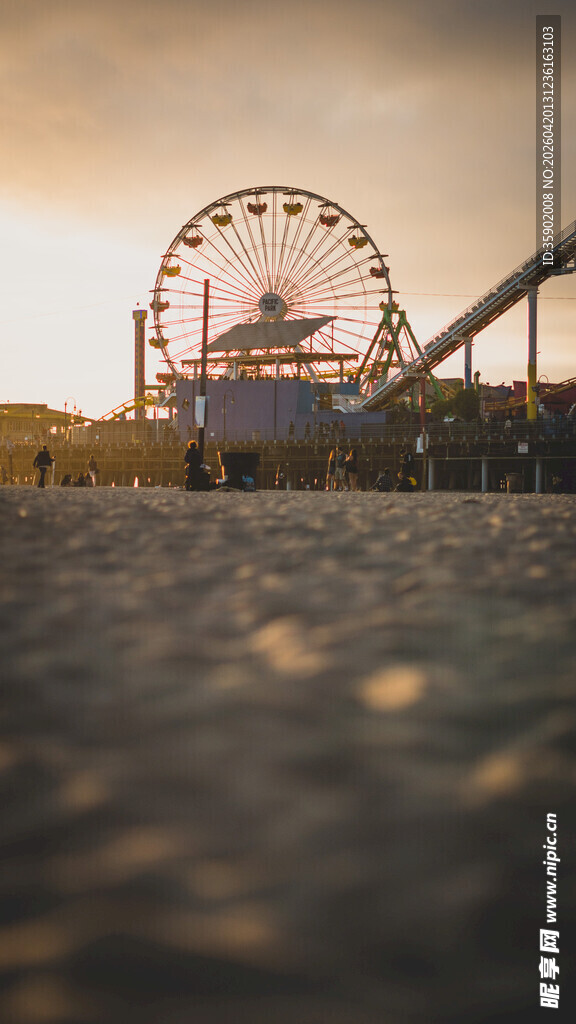 夕阳下的摩天轮美景