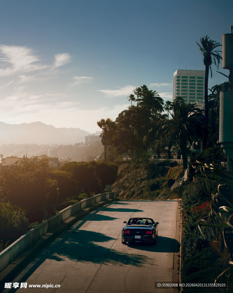 公路上行驶的蓝色汽车