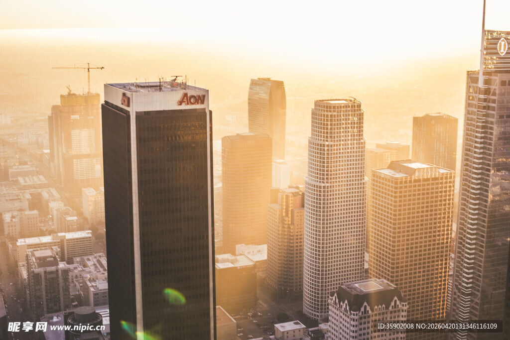 日出下的繁华都市景观