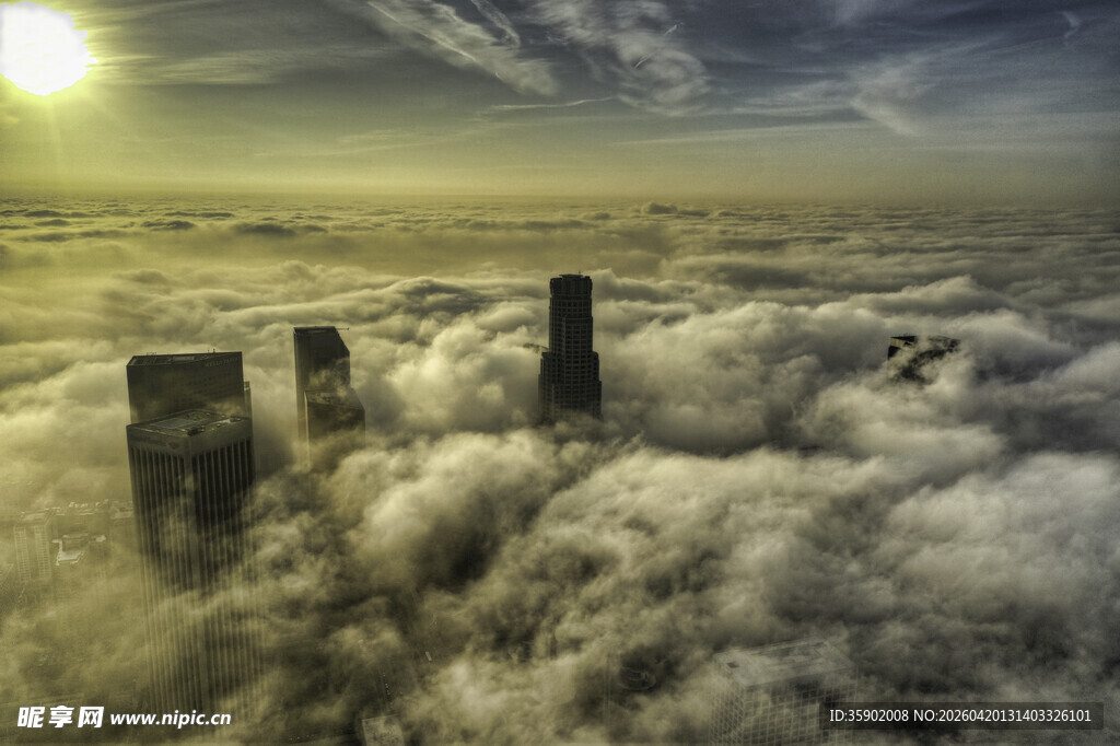 云海之上的壮丽石柱景观