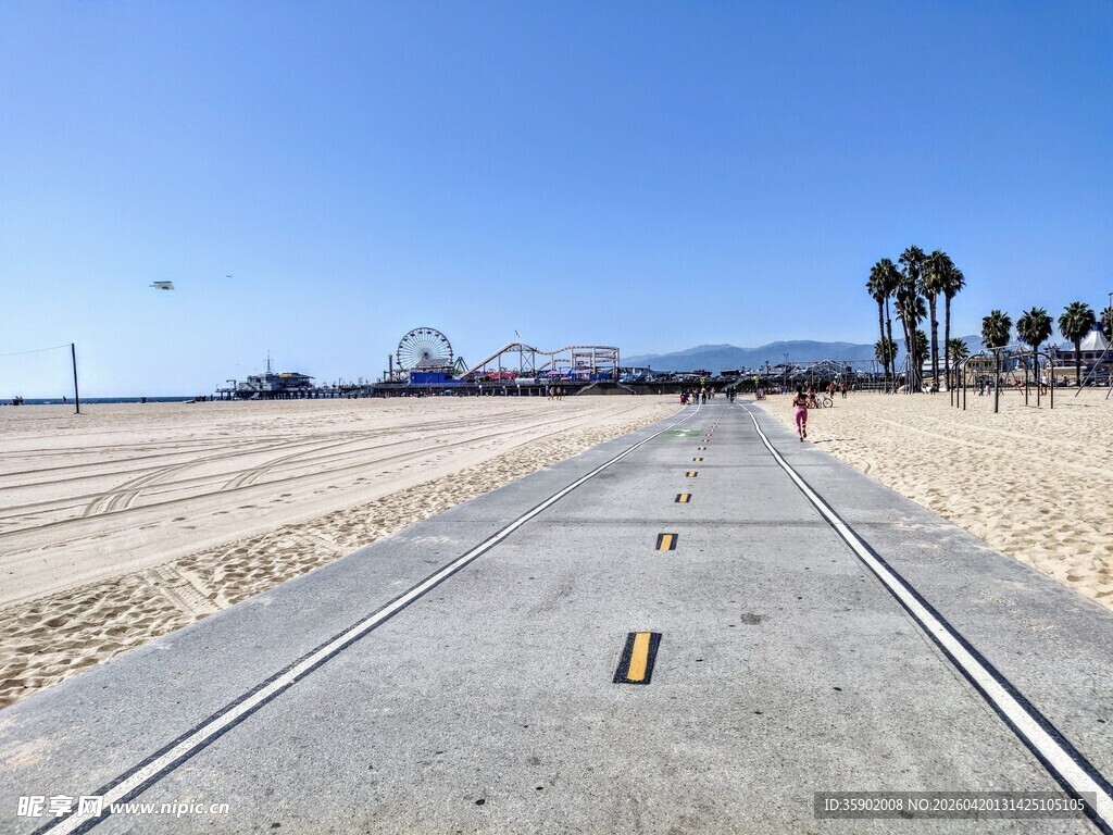 空旷道路上的铁轨延伸