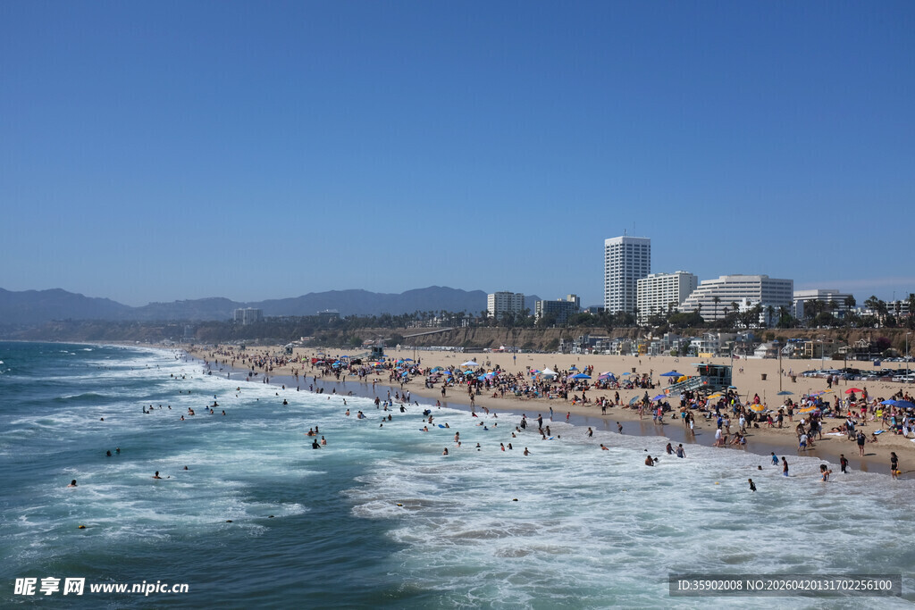 热闹的海滨度假场景