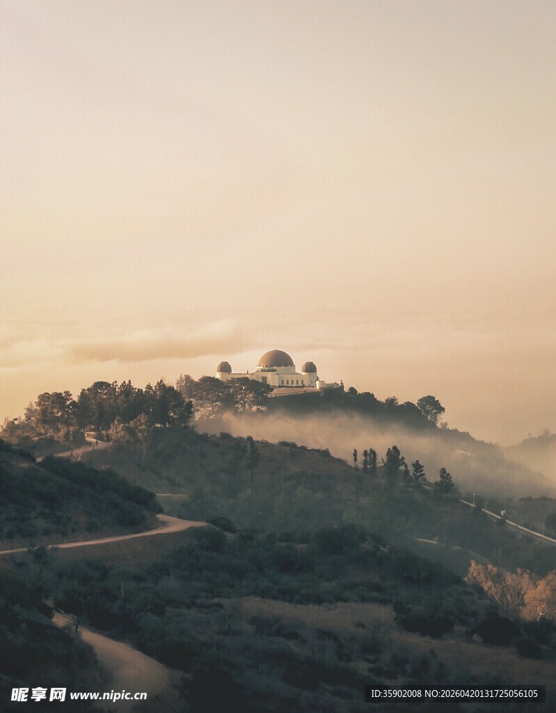 山间晨雾中的静谧景致