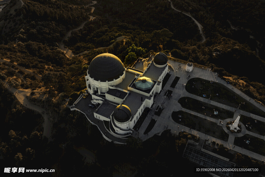 俯瞰神秘圆顶建筑景观