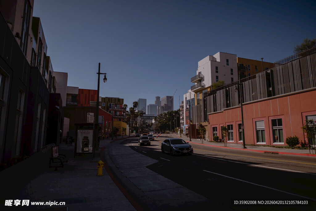 城市街道黄昏景象