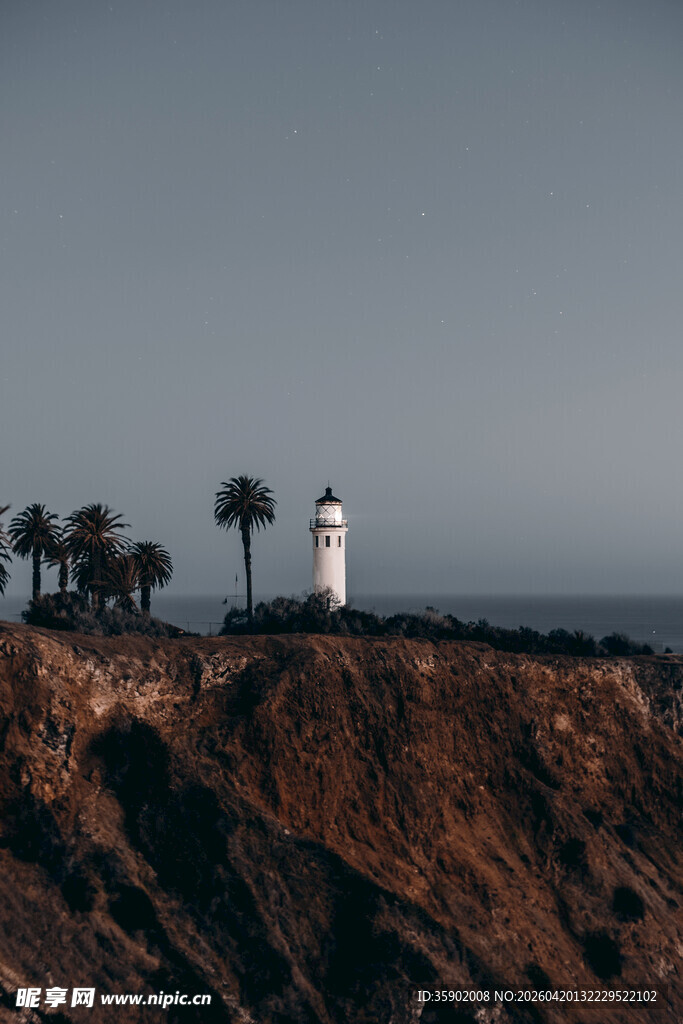 悬崖上的灯塔与棕榈树