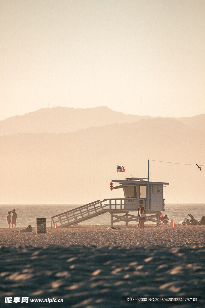 海滩上的救生塔与远山