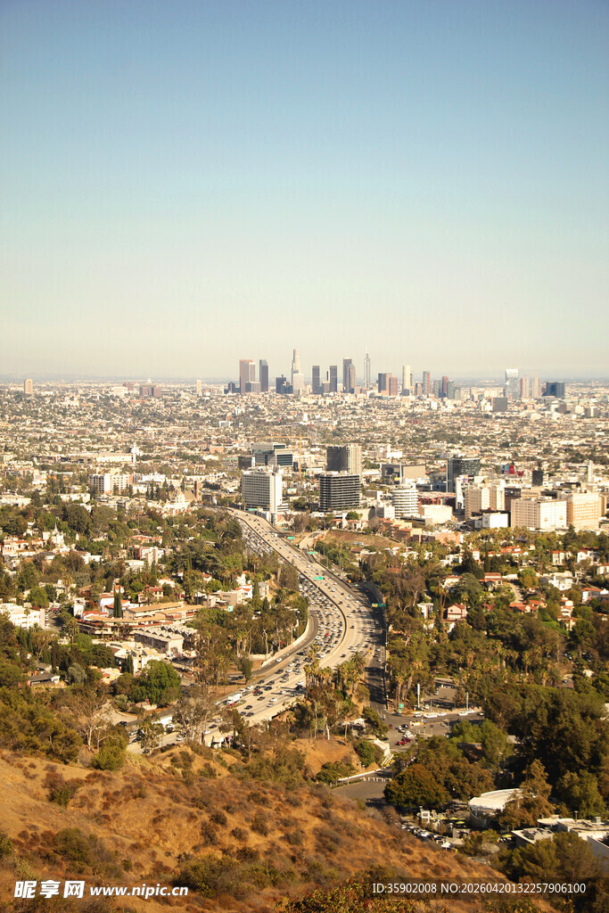 俯瞰城市景观与周边植被