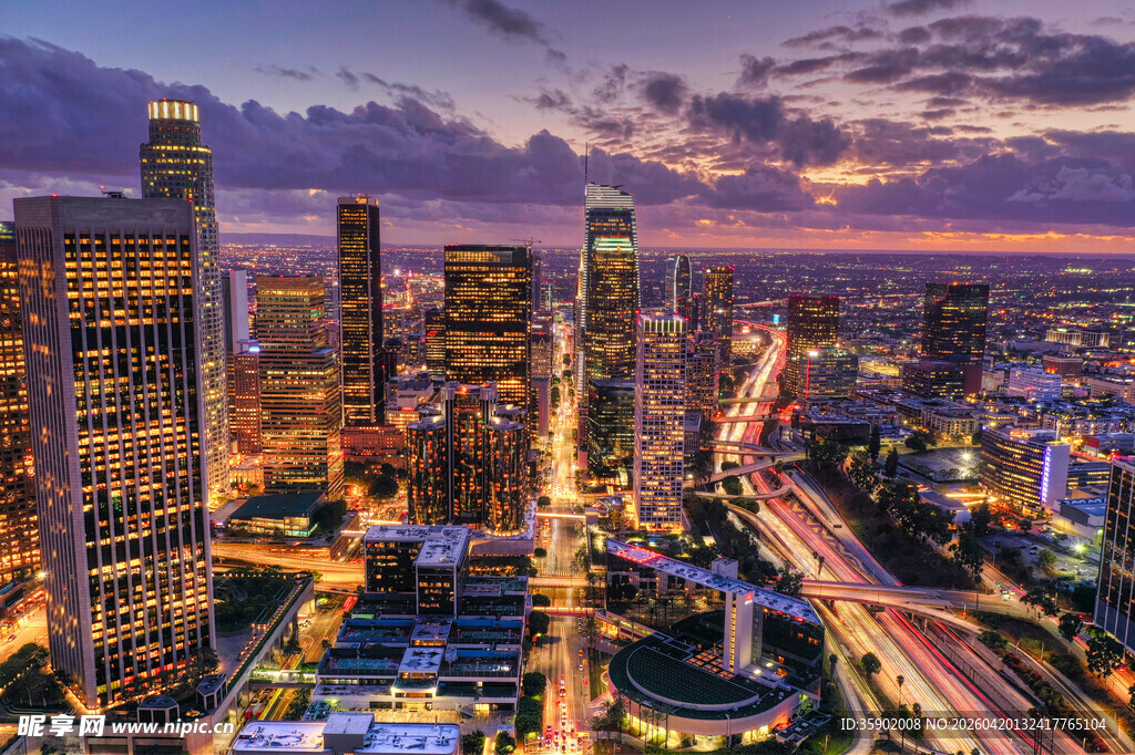 黄昏下繁华都市天际线