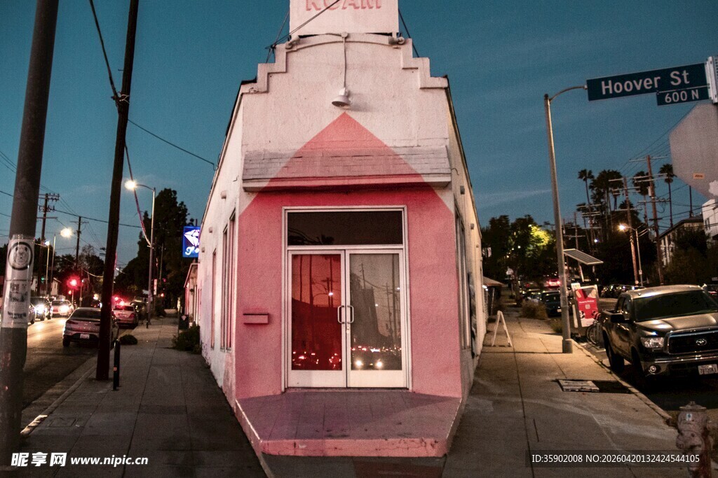 粉色街角小店夜景