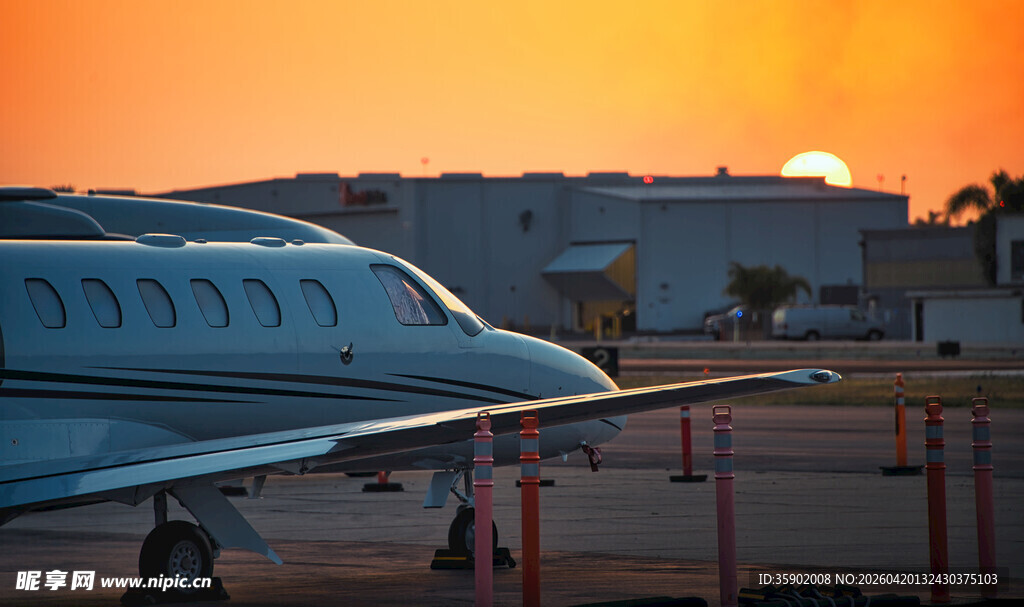 夕阳下的停机坪私人飞机