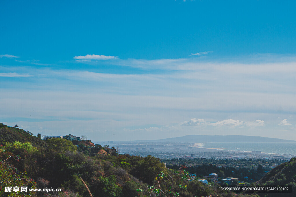 山间远景蓝天绿树相衬