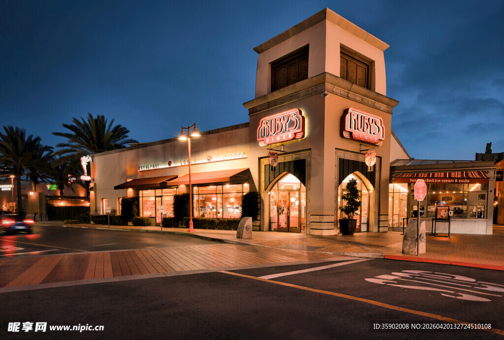 夜晚繁华的商业街区景象