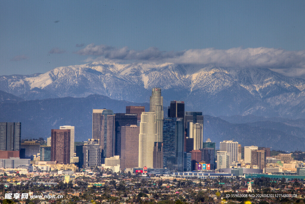 洛杉矶城市与雪山景观