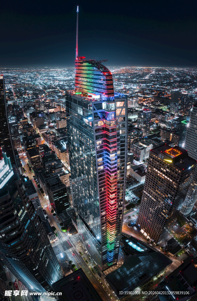 城市夜景中的绚丽摩天大楼