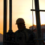 夕阳下的工地工人身影