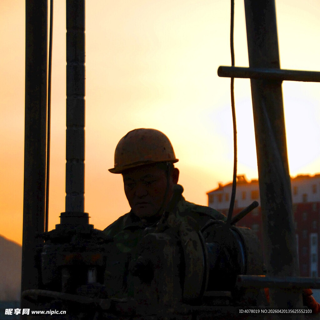 夕阳下的工地工人身影