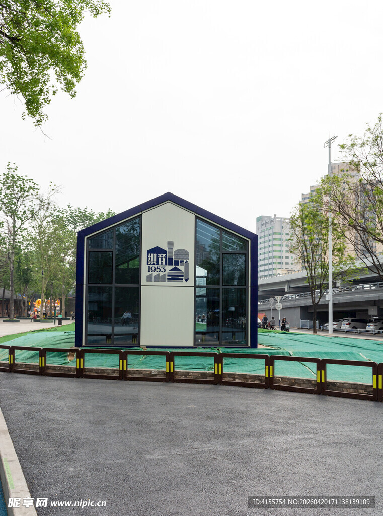 现代风格玻璃建筑外观