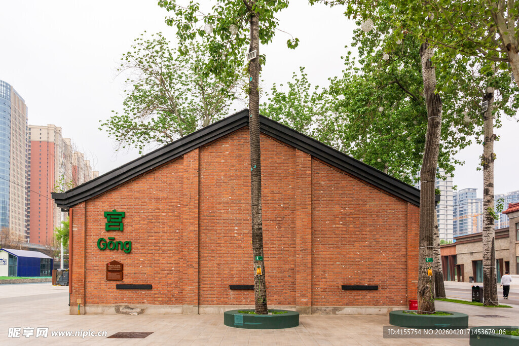 红砖小屋旁的绿树景观