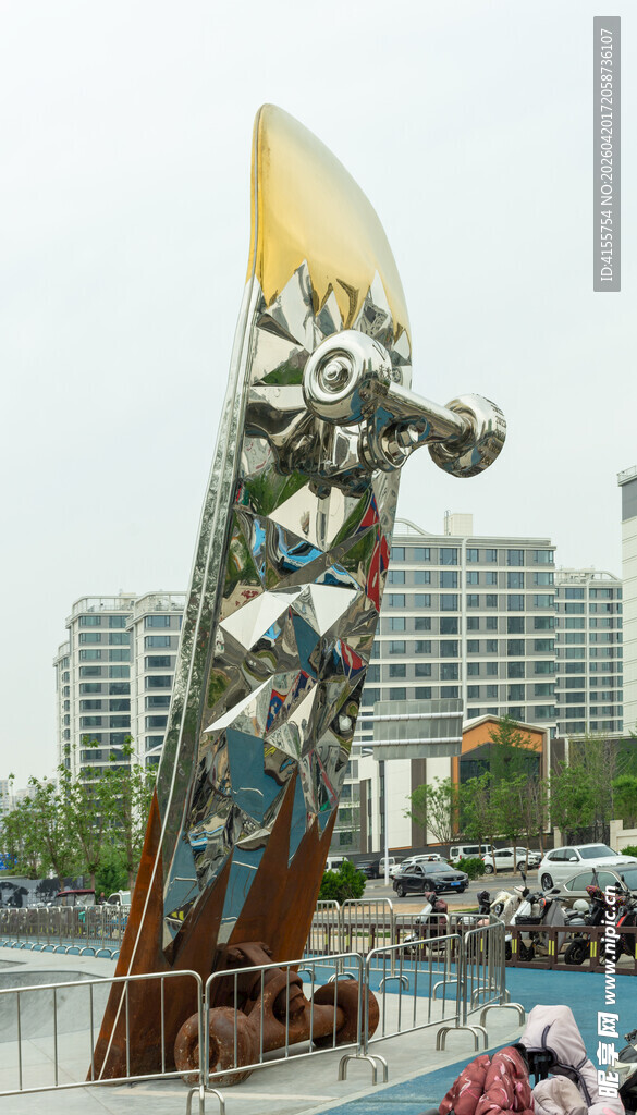 城市中的大型金属艺术雕塑